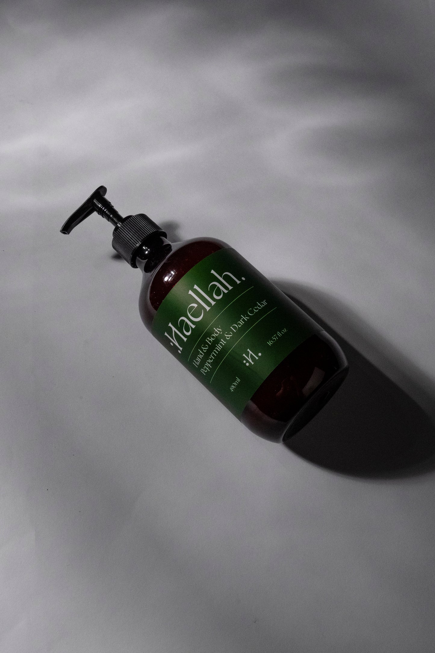 Luxe handgemaakte zeep, Natuurlijke ingrediënten, Biologische huidverzorging, Geurvrije zeep, Hydraterende formule, Duurzame verpakking, Gecertificeerde biologische zeep, Veganistische zeep, Handgemaakte luxe zeep, Zeep voor gevoelige huid, Zeep zonder parabenen, Zeep zonder sulfaten, Zeep zonder synthetische geurstoffen, Zeep met natuurlijke oliën, Zeep met essentiële oliën, Zeep met sheaboter, Zeep met cacaoboter, Zeep met aloë vera, Zeep met honing, Zeep met havermout, Zeep met actieve kool, Haellah