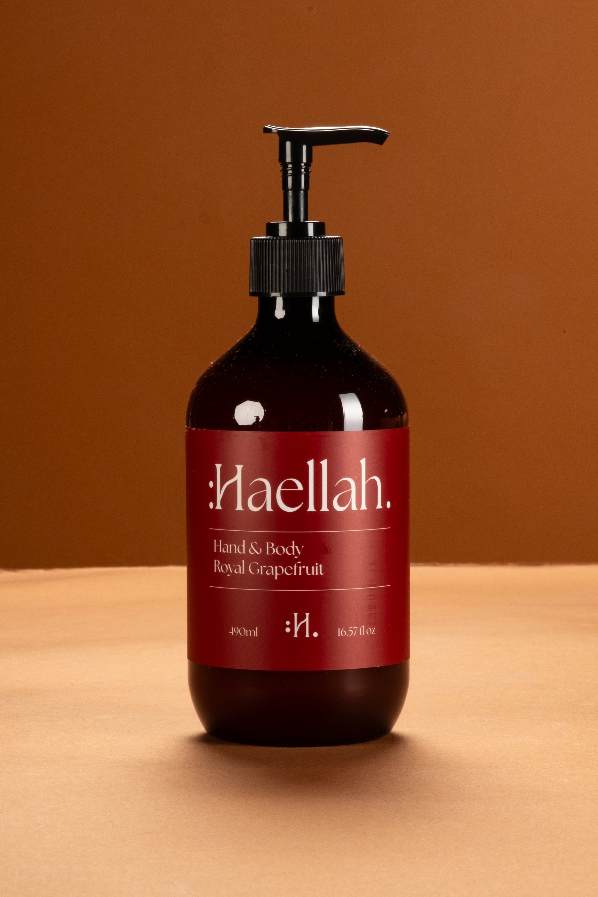 Luxe handgemaakte zeep, Natuurlijke ingrediënten, Biologische huidverzorging, Geurvrije zeep, Hydraterende formule, Duurzame verpakking, Gecertificeerde biologische zeep, Veganistische zeep, Handgemaakte luxe zeep, Zeep voor gevoelige huid, Zeep zonder parabenen, Zeep zonder sulfaten, Zeep zonder synthetische geurstoffen, Zeep met natuurlijke oliën, Zeep met essentiële oliën, Zeep met sheaboter, Zeep met cacaoboter, Zeep met aloë vera, Zeep met honing, Zeep met havermout, Zeep met actieve kool, Haellah