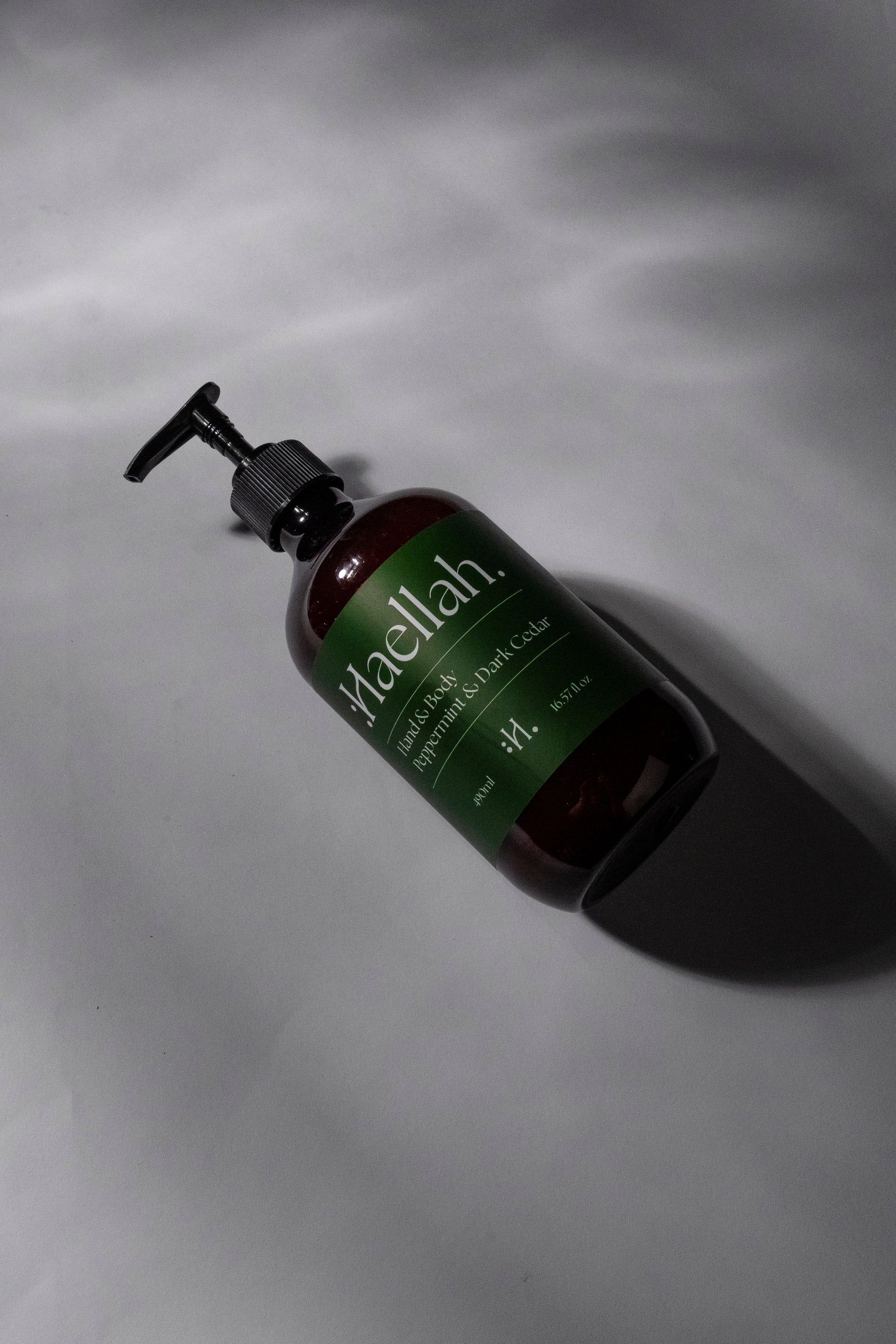 Luxe handgemaakte zeep, Natuurlijke ingrediënten, Biologische huidverzorging, Geurvrije zeep, Hydraterende formule, Duurzame verpakking, Gecertificeerde biologische zeep, Veganistische zeep, Handgemaakte luxe zeep, Zeep voor gevoelige huid, Zeep zonder parabenen, Zeep zonder sulfaten, Zeep zonder synthetische geurstoffen, Zeep met natuurlijke oliën, Zeep met essentiële oliën, Zeep met sheaboter, Zeep met cacaoboter, Zeep met aloë vera, Zeep met honing, Zeep met havermout, Zeep met actieve kool, Haellah